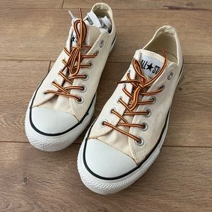 Converse low-top sneaker in size 8